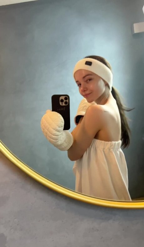 Nacktes geleaktes OnlyFans-Foto von Dove Cameron