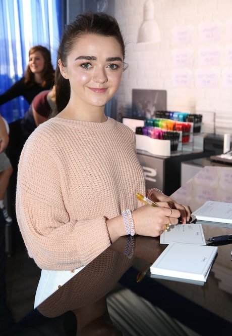 Nacktes geleaktes OnlyFans-Foto von Maisie Williams