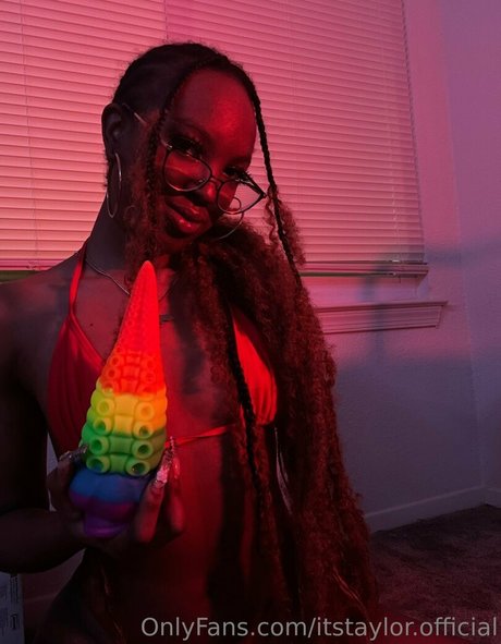 Nacktes geleaktes OnlyFans-Foto von Itstaylorofficial