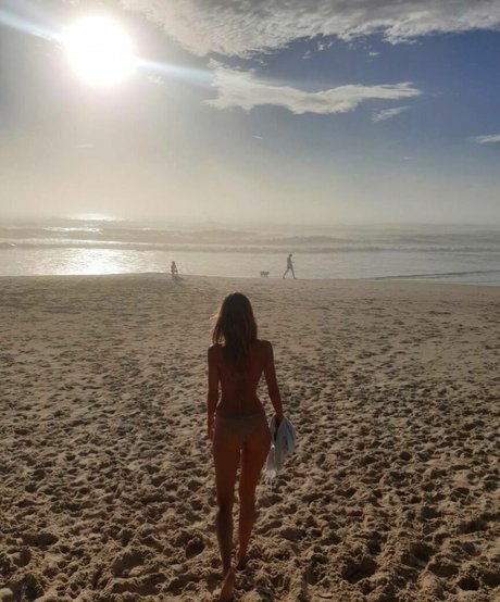 Nacktes geleaktes OnlyFans-Foto von Isabel Lucas