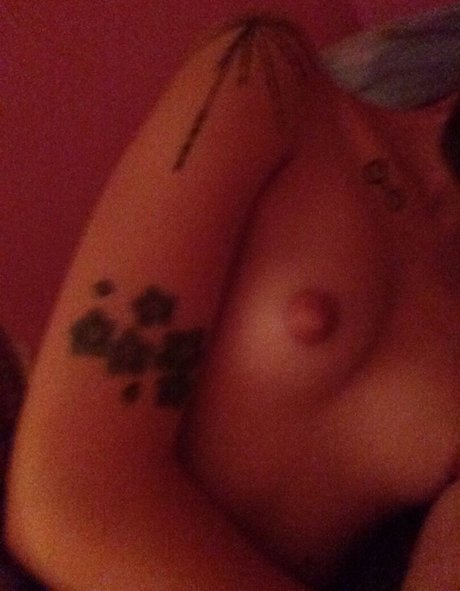 Nacktes geleaktes OnlyFans-Foto von Arils Chest