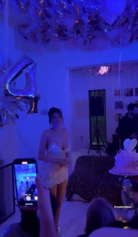 Nacktes geleaktes OnlyFans-Foto von Madison Beer