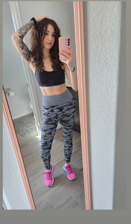 Nacktes geleaktes OnlyFans-Foto von Meloniemac