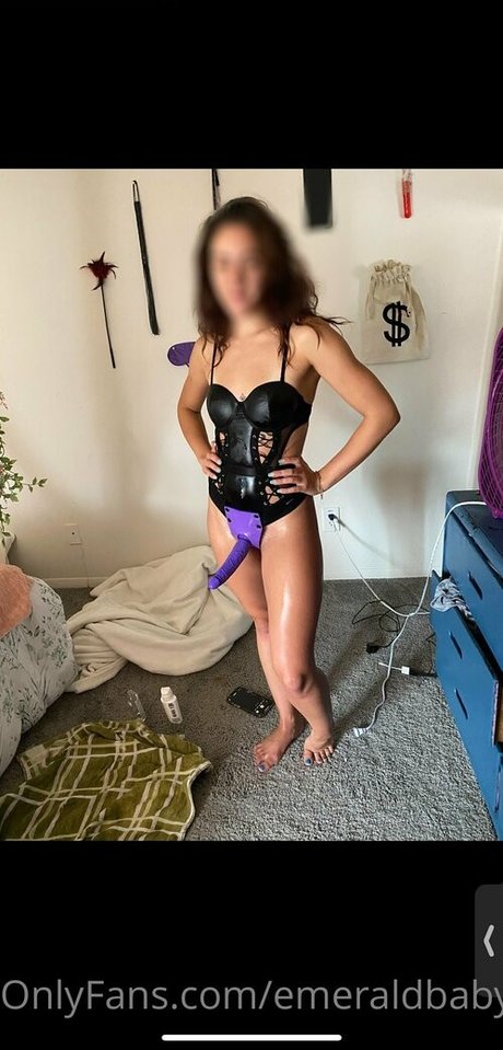 Nacktes geleaktes OnlyFans-Foto von Emeraldbaby1