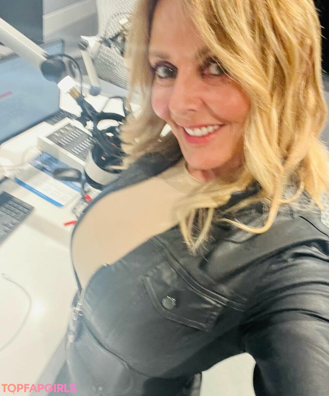 Nacktes geleaktes OnlyFans-Foto von Carol Vorderman #1025