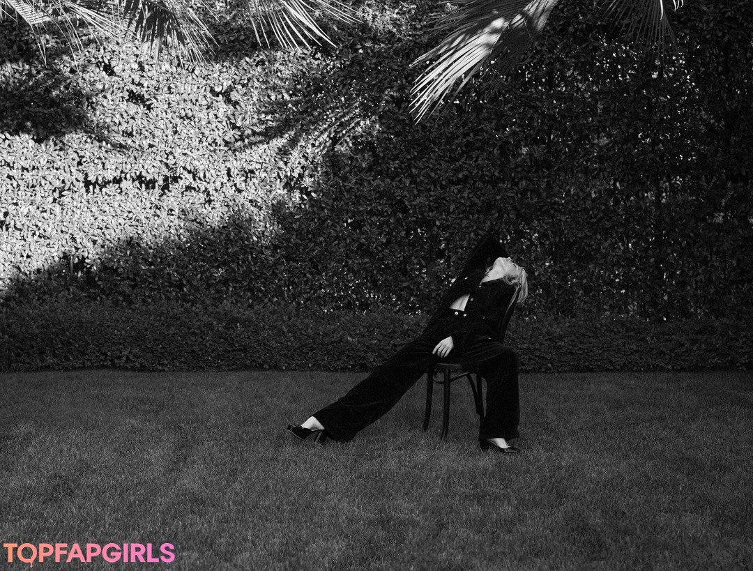Nacktes geleaktes OnlyFans-Foto von Kiernan Shipka #1053