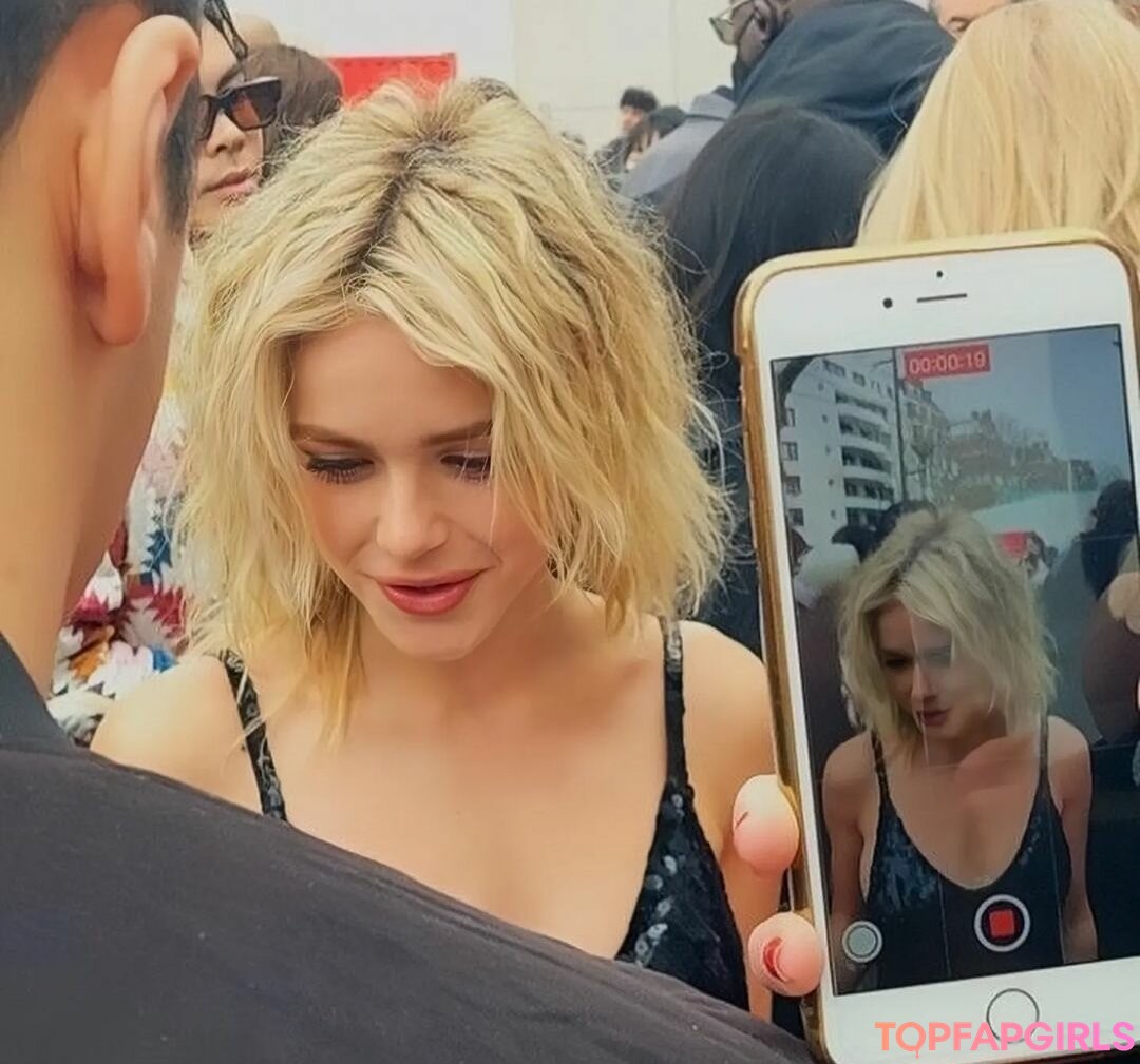 Nacktes geleaktes OnlyFans-Foto von Kiernan Shipka #1089