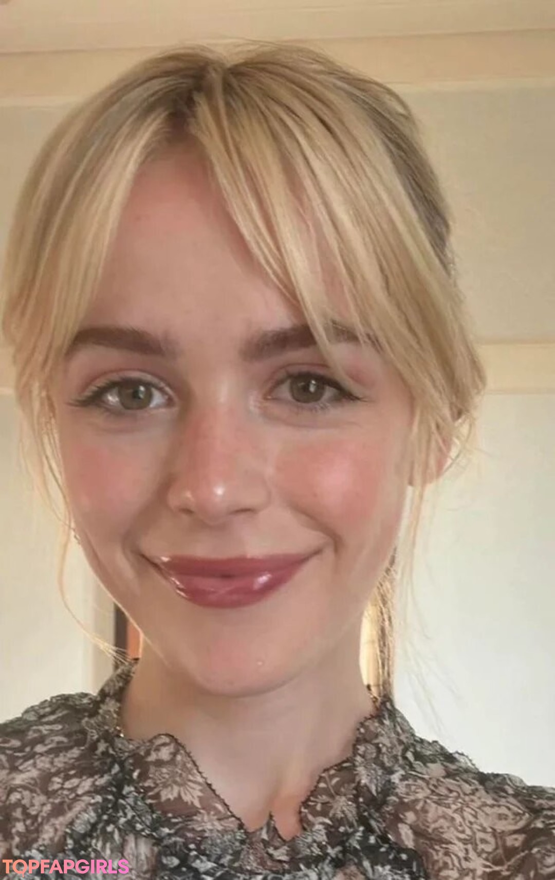 Nacktes geleaktes OnlyFans-Foto von Kiernan Shipka #1544