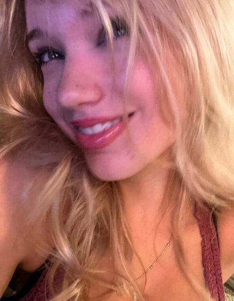 Nacktes geleaktes OnlyFans-Foto von Mikahhlynn