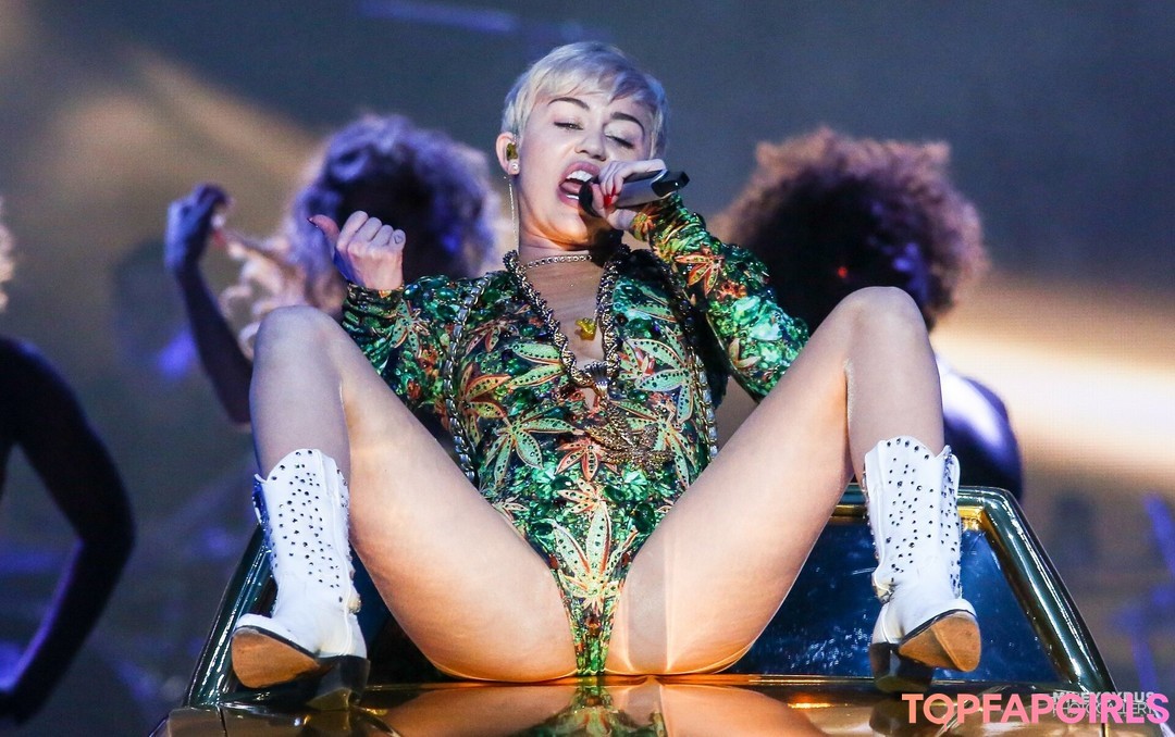 Nacktes geleaktes OnlyFans-Foto von Miley Cyrus #1491