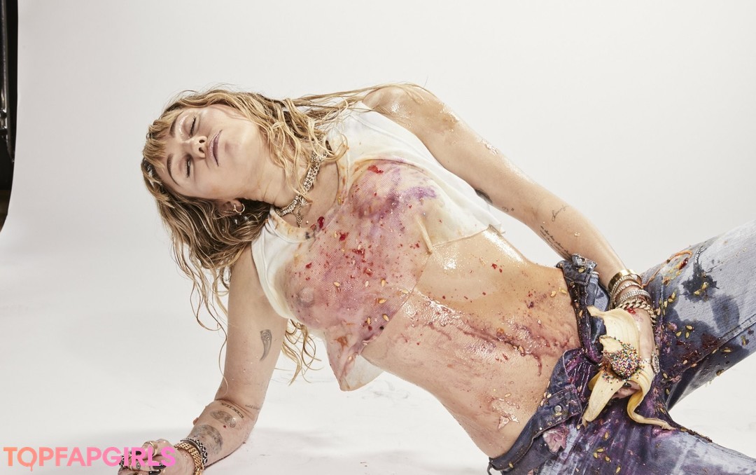 Nacktes geleaktes OnlyFans-Foto von Miley Cyrus #1786