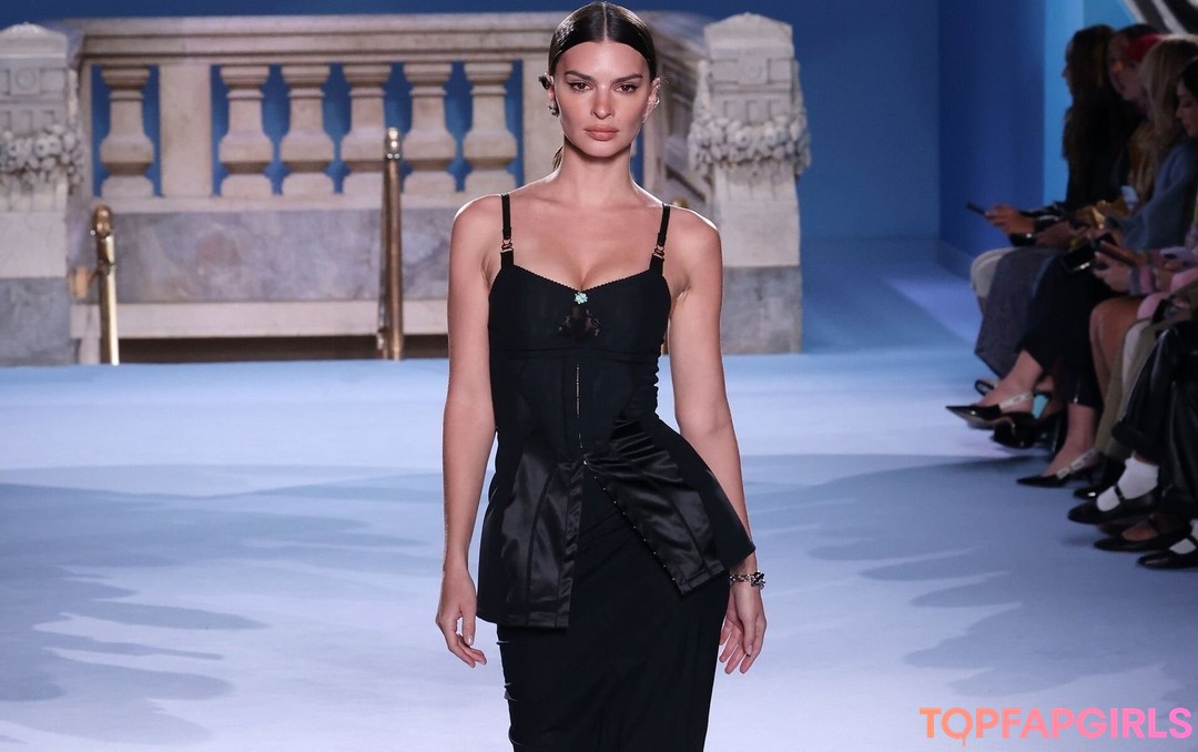 Nacktes geleaktes OnlyFans-Foto von Emily Ratajkowski #1336