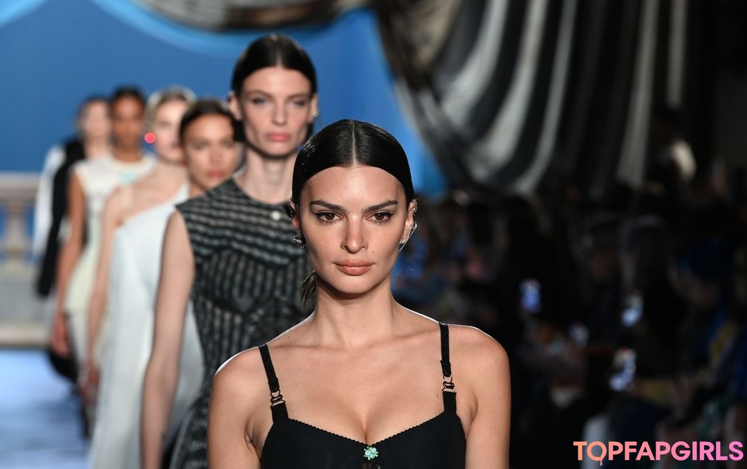Nacktes geleaktes OnlyFans-Foto von Emily Ratajkowski #1346