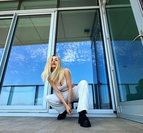 Nacktes geleaktes OnlyFans-Foto von Ava Max