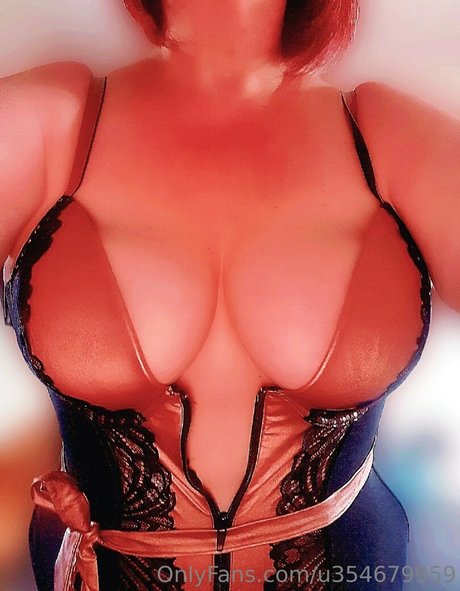 Curvyredhead2023