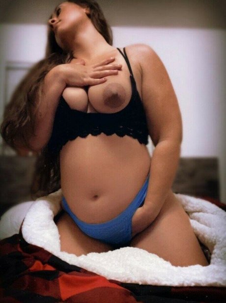 Nacktes geleaktes OnlyFans-Foto von Officiallymommingyou