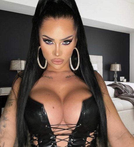 Nacktes geleaktes OnlyFans-Foto von Nattasha Black