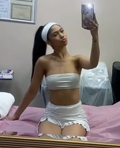 Nacktes geleaktes OnlyFans-Foto von Alyanna Joelle