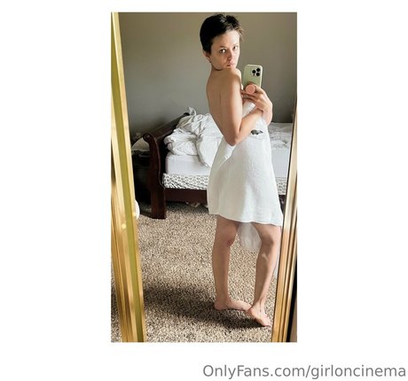 Nacktes geleaktes OnlyFans-Foto von Girl On Cinema