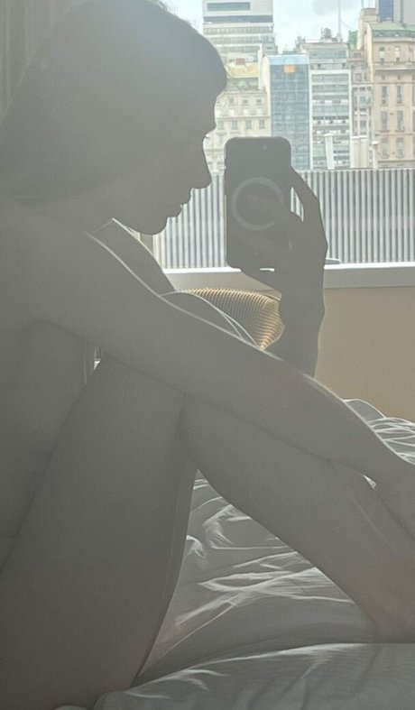 Nacktes geleaktes OnlyFans-Foto von Caroline Polachek