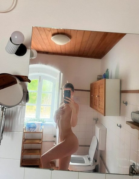 Nacktes geleaktes OnlyFans-Foto von Lovelylaure