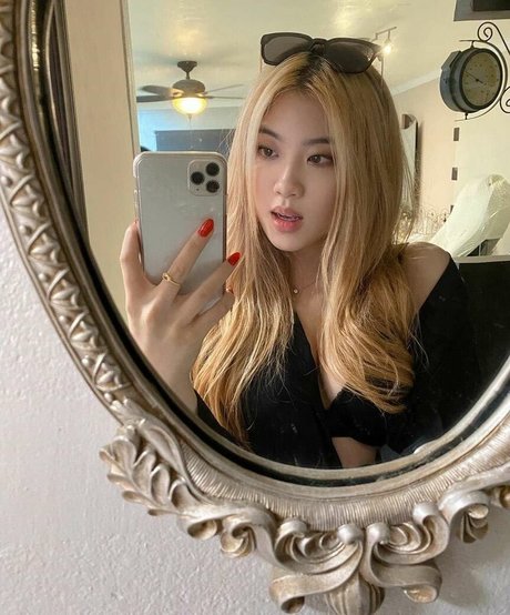 Nacktes geleaktes OnlyFans-Foto von Allissa Shin
