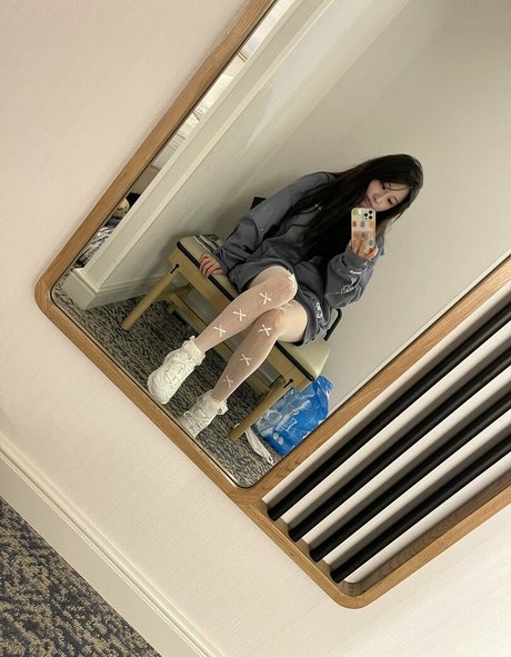 Nacktes geleaktes OnlyFans-Foto von Starsmitten