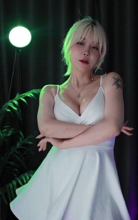 Nacktes geleaktes OnlyFans-Foto von Newnaya