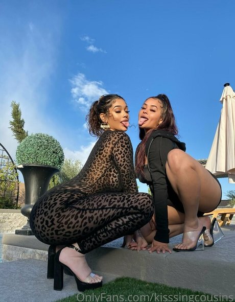Nacktes geleaktes OnlyFans-Foto von Kisssingcousins