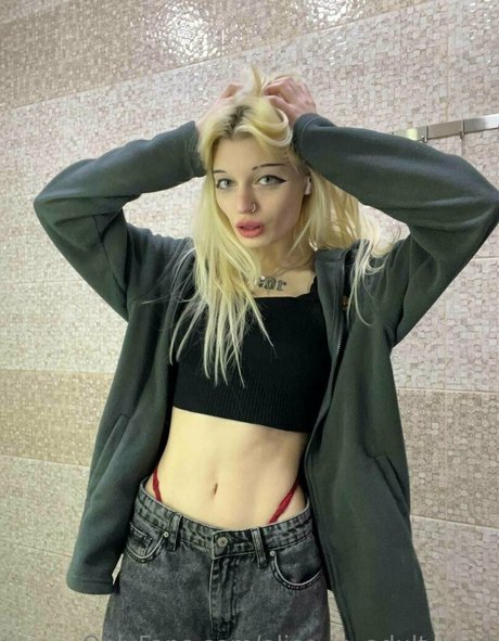 Nacktes geleaktes OnlyFans-Foto von Skinnytyan