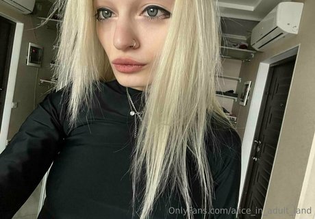 Nacktes geleaktes OnlyFans-Foto von Skinnytyan