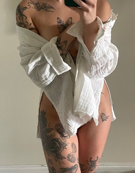 Nacktes geleaktes OnlyFans-Foto von Bugurl