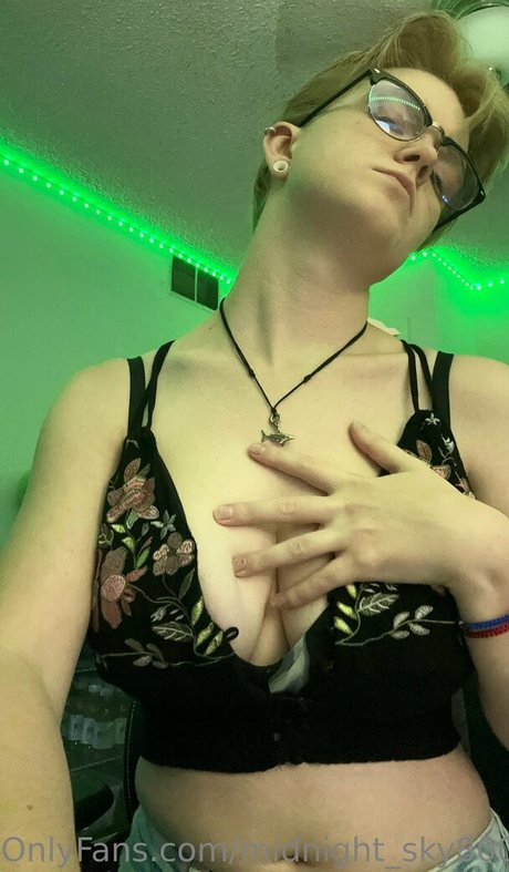 Nacktes geleaktes OnlyFans-Foto von Midnightsky80085