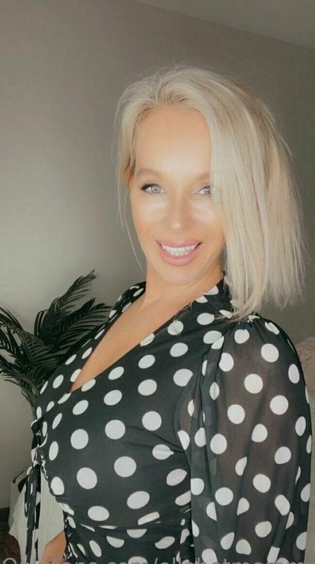 Nacktes geleaktes OnlyFans-Foto von Ellehotmommy
