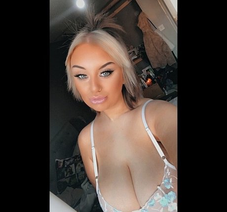 Nacktes geleaktes OnlyFans-Foto von Ellise Clarke