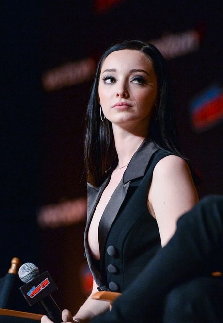 Emma Dumont