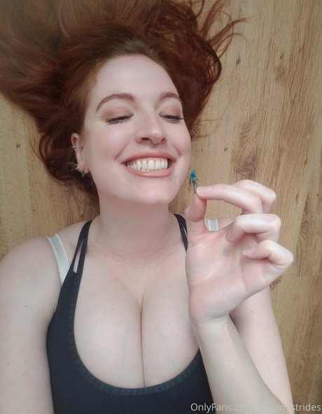 Nacktes geleaktes OnlyFans-Foto von Giantessgingerofficial