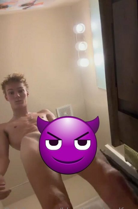 Nacktes geleaktes OnlyFans-Foto von Blondeboybradfree