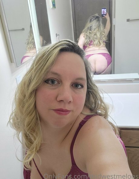Nacktes geleaktes OnlyFans-Foto von Midwestmelons