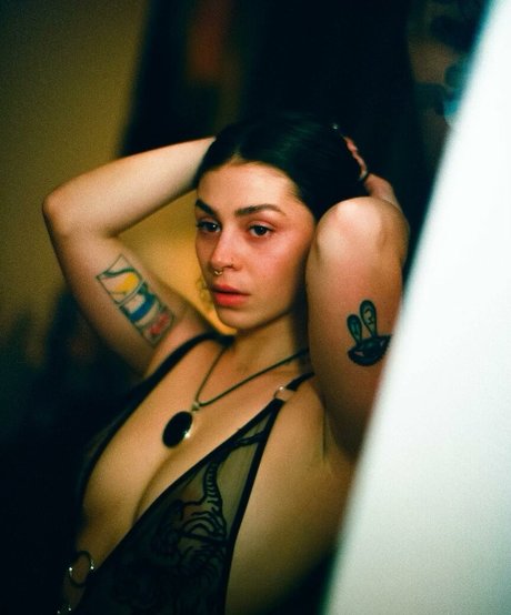 Nacktes geleaktes OnlyFans-Foto von Emily Mello