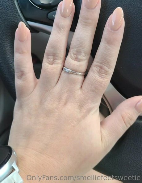 Nacktes geleaktes OnlyFans-Foto von Smelliefeetsweetie