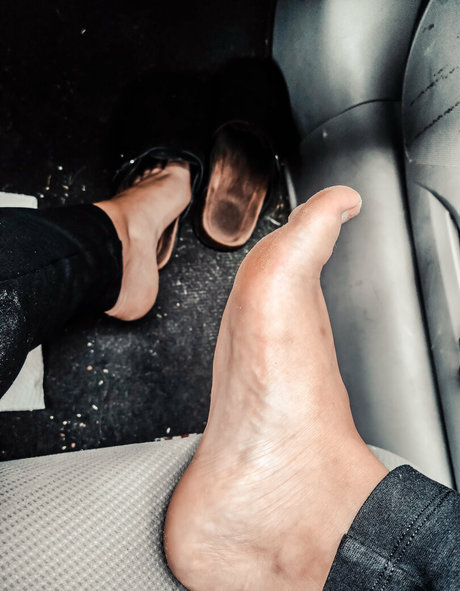 Nacktes geleaktes OnlyFans-Foto von Smelliefeetsweetie