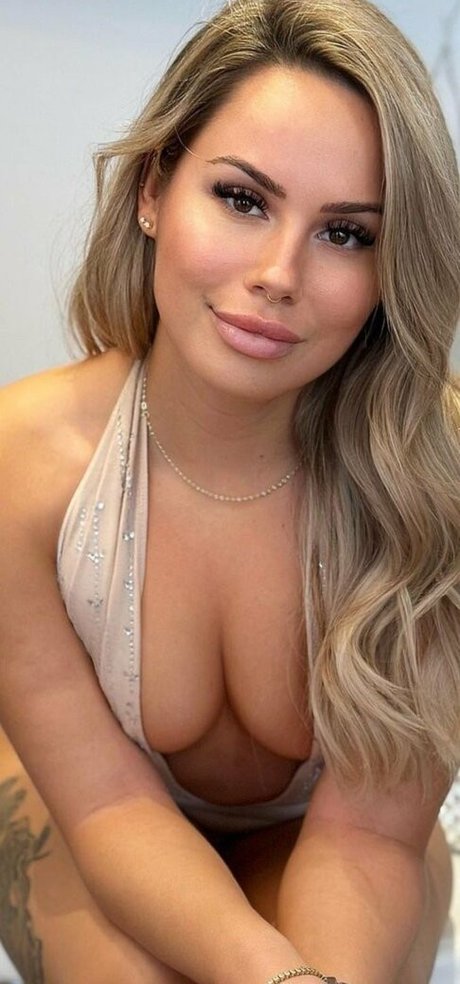 Nacktes geleaktes OnlyFans-Foto von Belle Emmanuelle