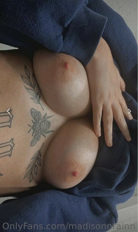 Nacktes geleaktes OnlyFans-Foto von Madison Rain