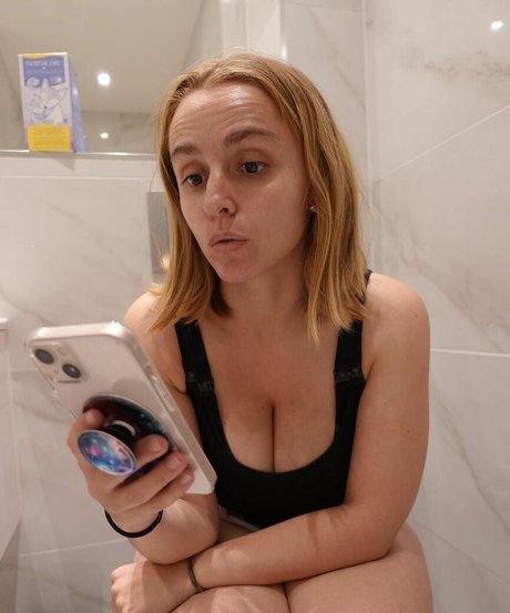 Nacktes geleaktes OnlyFans-Foto von Hannah Witton