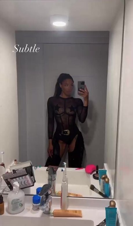 Nacktes geleaktes OnlyFans-Foto von Shirin Olivia