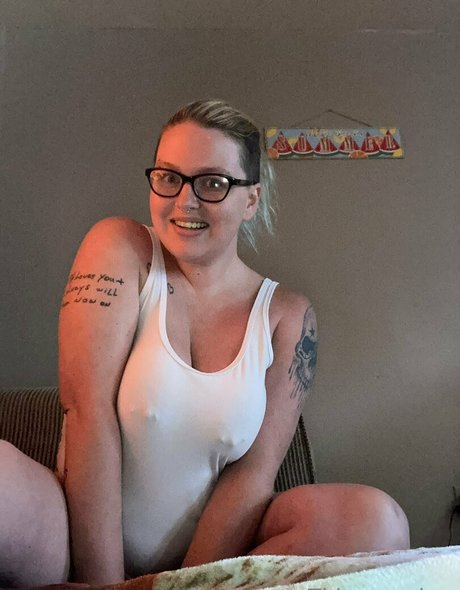 Nacktes geleaktes OnlyFans-Foto von Skylarswallows