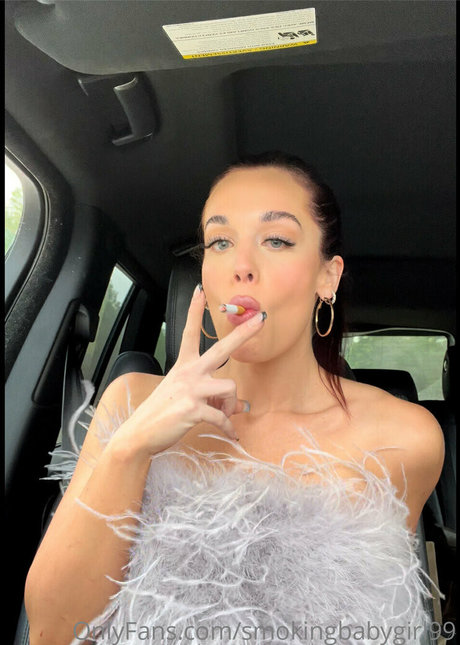 Nacktes geleaktes OnlyFans-Foto von Smokingbabygirl99