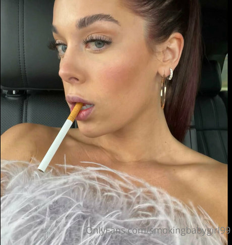 Nacktes geleaktes OnlyFans-Foto von Smokingbabygirl99