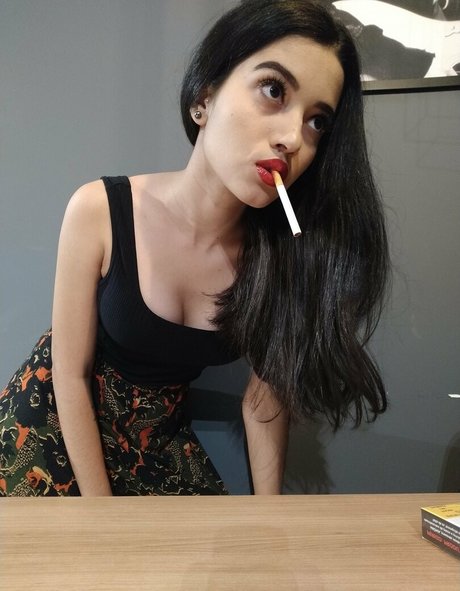 Nacktes geleaktes OnlyFans-Foto von Thebeautyofsmoking